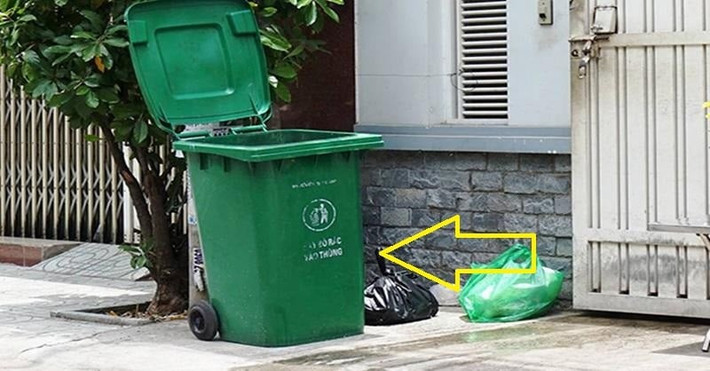 Đống rác và thùng rác trước cửa: Việc để rác thải bừa bãi trước cửa nhà không chỉ làm xấu cảnh quan mà còn là một điều cấm kỵ trong phong thủy.