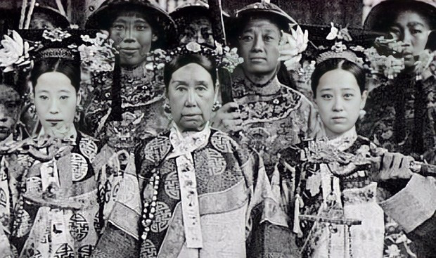 Lên ngôi năm 6 tuổi, Đồng Trị chỉ là một con rối trong tay Từ Hi. Hơn 12 năm trị vì nhưng không có một ngày thực sự được nắm quyền.