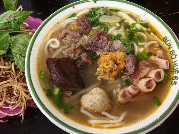 Thịt bò thường được sử dụng trong món ăn này có thể là bắp, giò, hoặc thịt nạm. Tô bún bò còn có thêm những topping hấp dẫn khác như giò heo, tiết luộc, chả cua..., được ăn kèm với rau sống, giá, mang đến trải nghiệm ẩm thực phong phú và hấp dẫn.