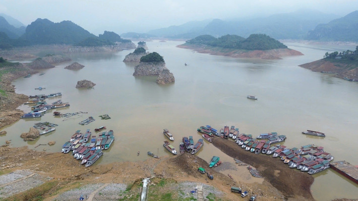 Nước cạn sâu khiến phương tiện không thể tiếp cận, hoạt động du lịch và vận tải bị đình trệ. Vào mùa khô hàng năm, nước lòng hồ có xuống thấp, tuy nhiên tàu vẫn ra vào bến đón khách được. Năm nay nước cạn, tàu không thể cập bến. Ảnh: Đặng Tình