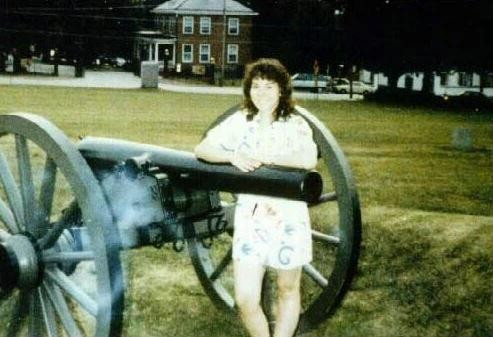 11. Ma Ở Chiến Trường Gettysburg: Chụp lúc chạng vạng tối tại Gettysburg – chiến trường đẫm máu nhất nước Mỹ – bức ảnh của Chris Payne cho thấy một đám bụi màu xanh trắng lơ lửng bên khẩu pháo. Người ta cho rằng trong đám sương ấy lờ mờ hiện ra khuôn mặt một binh sĩ tử trận.