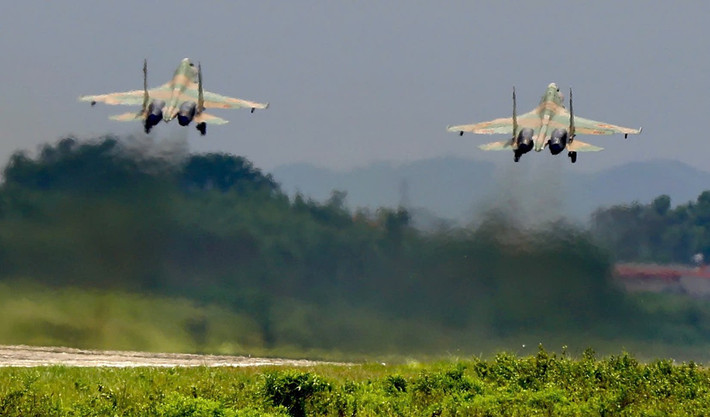 Tại sân bay quân sự Kép (Bắc Ninh), các biên đội Su-30MK2, Yak-130, L-39NG đang tích cực hợp luyện với cường độ cao nhất, sẵn sàng cho màn bay chào mừng trong Lễ kỷ niệm 80 năm Cách mạng tháng Tám thành công và Quốc khánh 2/9.