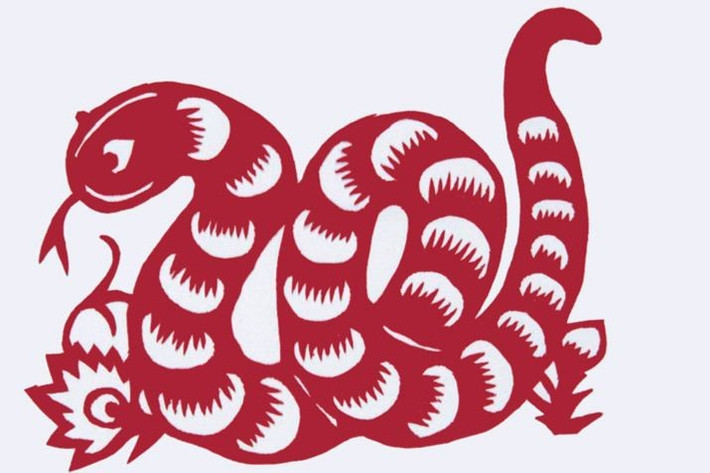 Không những thế, tuổi Tỵ còn được quý nhân trợ giúp, cấp trên nâng đỡ. Những lời khen ngợi trong công việc sẽ trở thành “đòn bẩy” để bạn được tăng lương, thăng chức hoặc đề bạt vào vị trí quan trọng. Đây chính là giai đoạn “mưa vàng lời khen”, giúp tuổi Tỵ ghi điểm mạnh mẽ về năng lực và uy tín.