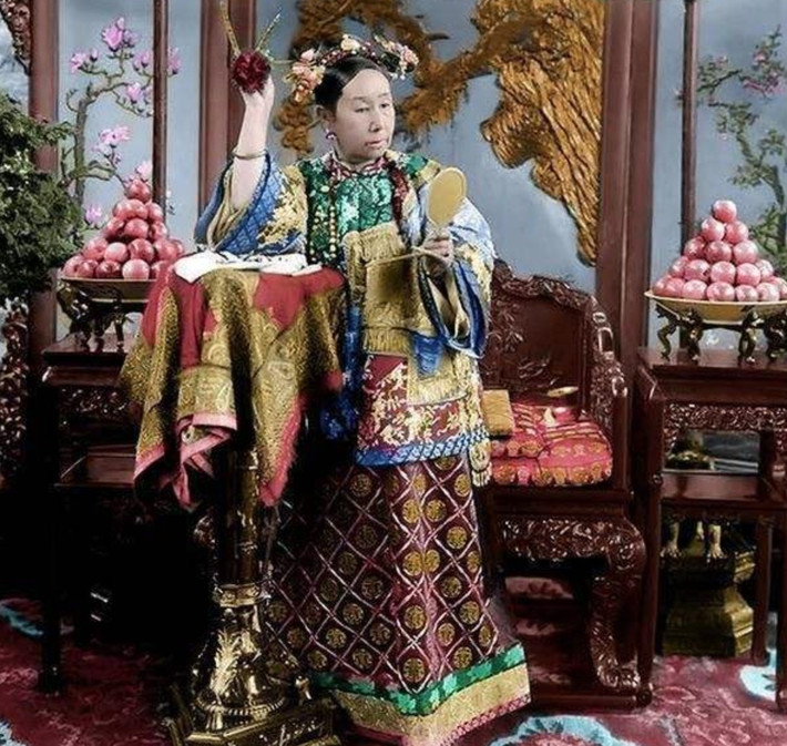 Trong số những người con cháu khi đó, Phổ Nghi - con trai của Thuần thân vương Tái Phong là người có quan hệ huyết thống gần nhất - sinh thời vốn là em trai cùng cha khác mẹ của Quang Tự.