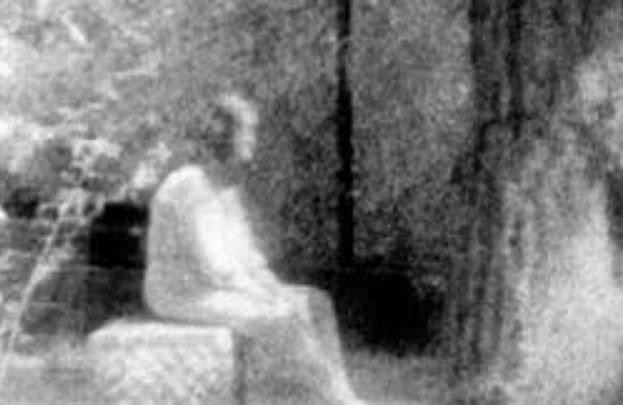 1. Cô Gái Ngồi Trên Mộ – Bằng Chứng Siêu Nhiên? Ngày 10/8/1991, tại nghĩa trang Bachelor's Grove (Mỹ), nhiếp ảnh gia Jude Huff-Felz đã ghi lại một hình ảnh ám ảnh: một cô gái trẻ với khuôn mặt nhợt nhạt, mặc trang phục cổ xưa, đang ngồi đơn độc trên một ngôi mộ. Điều kỳ lạ là phần cơ thể cô có những chỗ… trong suốt. Tấm ảnh nhanh chóng xuất hiện trên nhiều tờ báo lớn như Chicago Sun-Times, National Examiner, trở thành một trong những bằng chứng gây tranh cãi nhất về thế giới linh hồn.