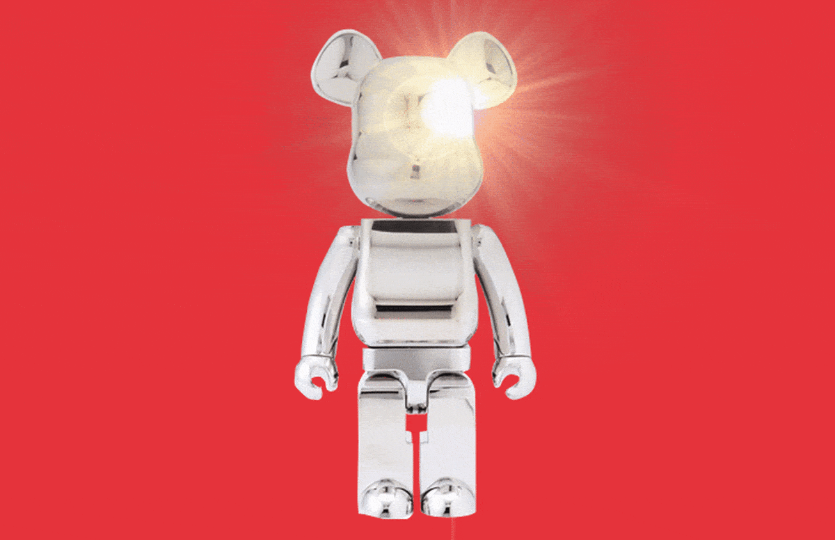 Nhắc đến những món đồ chơi hypebeast của giới nhà giàu, không thể nào ngó lơ các chú Bearbrick với đủ kích thước và màu sắc. Để sở hữu một chú Bearbrick bạn phải bỏ ra ít nhất là tiền triệu, chục triệu hay thậm chí là trăm triệu và cả tỷ nếu là những chú gấu thuộc hàng hiếm có khó tìm.