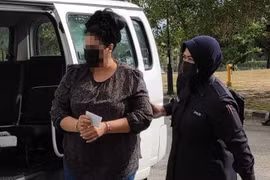 Bị hiệu trưởng bỏ quên trong ô tô, bé trai 5 tuổi chết tức tưởi