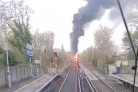 Tàu hoả bốc cháy dữ dội trên đường ray, cột khói đen cao ngút