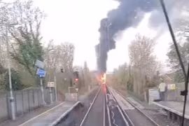 Tàu hoả bốc cháy dữ dội trên đường ray, cột khói đen cao ngút