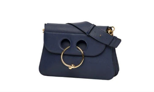 Mẫu túi xách đục lỗ đeo vòng khiến dân mạng phát cuồng