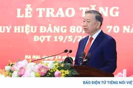Tổng Bí thư, Chủ tịch nước Tô Lâm trao tặng Huy hiệu Đảng cho đảng viên lão thành tại Hà Nội