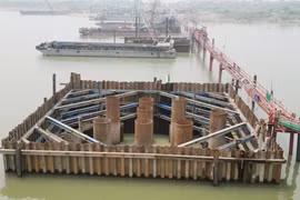 Cận cảnh cọc khoan nhồi cầu Hồng Hà dài 11 mét trên sông Hồng