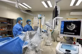 20 y bác sĩ thay phiên ép tim cứu người đàn ông trẻ 