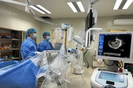 20 y bác sĩ thay phiên ép tim cứu người đàn ông trẻ 