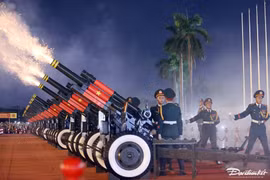 Hàng nghìn người dân xem nghi thức bắn 21 phát đại bác tại sân Mỹ Đình