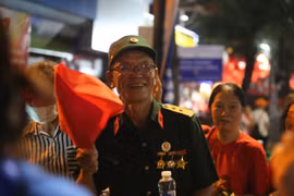 Ngàn người hân hoan chờ đón Tổng duyệt diễu binh, diễu hành 