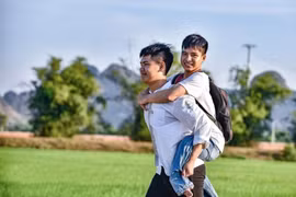 Đã 10 năm Hiếu làm “đôi chân” đưa bạn đến lớP. Ảnh: Hoàng Đông/Lao động thủ đô.