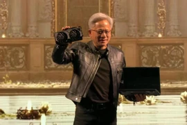 Giải mã bất ngờ chiếc laptop bí ẩn trên tay CEO Nvidia