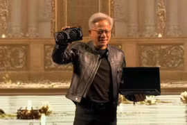 Giải mã bất ngờ chiếc laptop bí ẩn trên tay CEO Nvidia