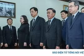 Thường trực Ban Bí thư Trần Cẩm Tú viếng đồng chí Saysomphone Phomvihane