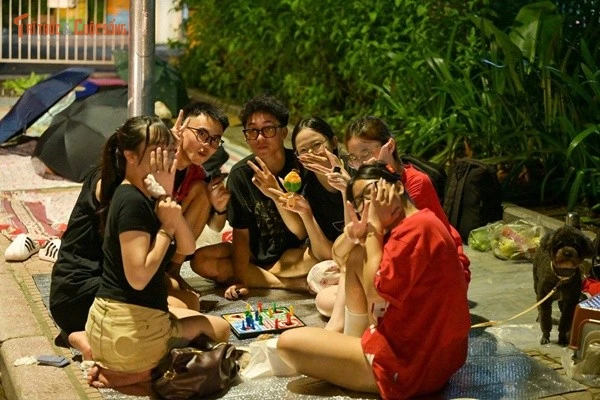 Người dân trên đường Kim Mã – Liễu Giai quyết tâm xuyên đêm giữ chỗ