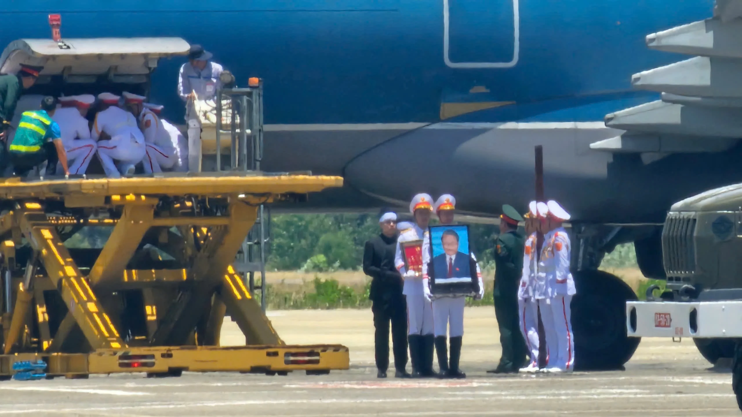 Linh cữu nguyên Chủ tịch nước Trần Đức Lương đến Chu Lai