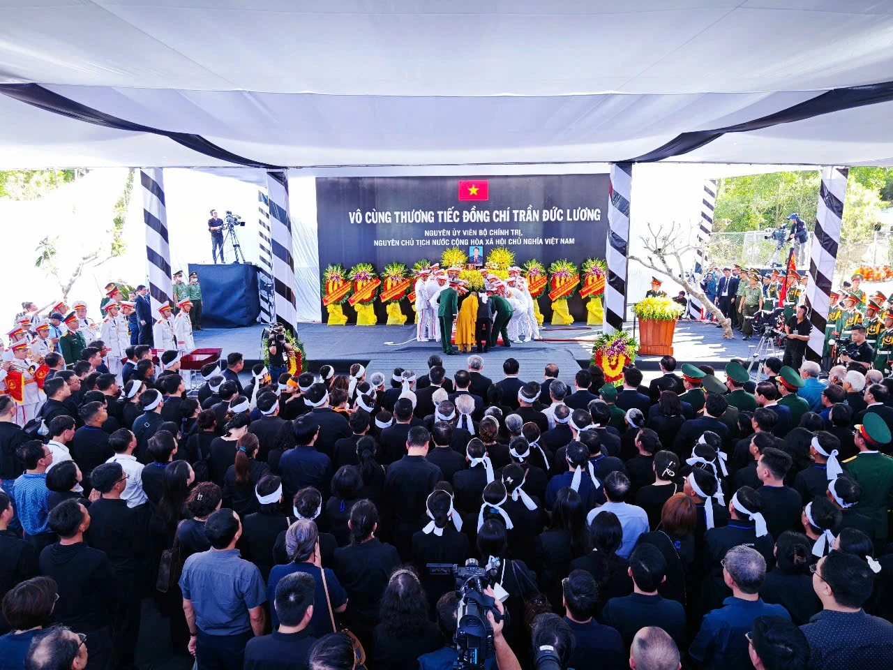 Nguyên Chủ tịch nước Trần Đức Lương yên nghỉ lòng đất Mẹ