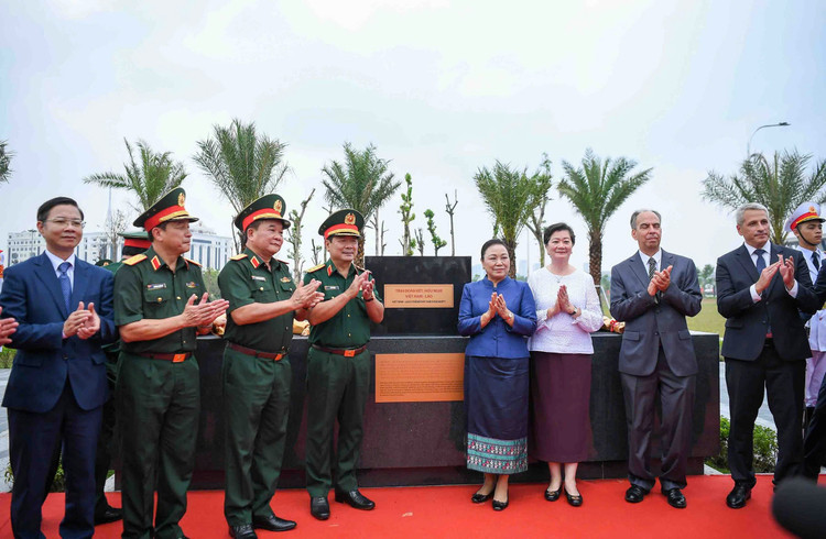 គណៈប្រតិភូធ្វើពិធីដាក់ថ្មនិមិត្តរូបនៃចង្កោមរូបសំណាកទាហានអន្តរជាតិឡាវ។ រូបថត៖ ង្វៀន ហុង z6956741418672-400ac88bbeb0a3e6094455d726dfcda4.jpg