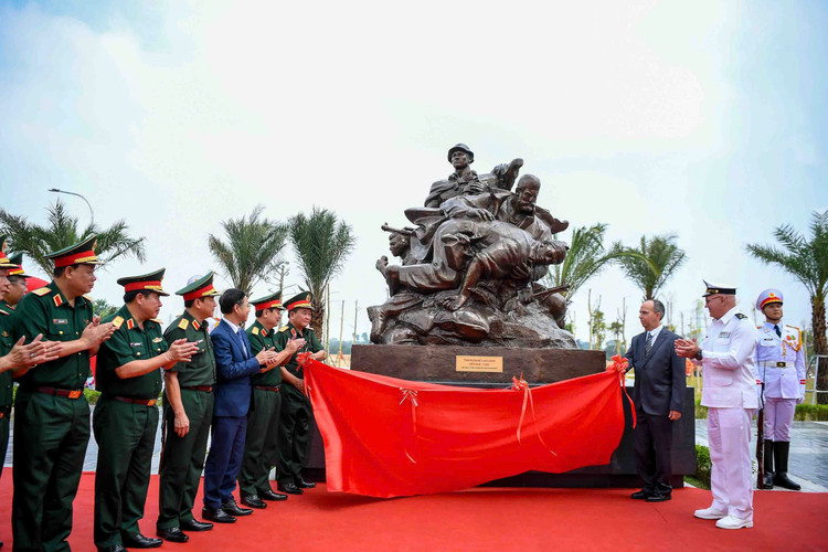 ឧត្តមសេនីយឯក Hoang Xuan Chien អនុរដ្ឋមន្ត្រីក្រសួងការពារជាតិ និងឯកអគ្គរដ្ឋទូតគុយបាប្រចាំនៅវៀតណាម Rogelio Polanco Fuentes បានទាញកន្សែងក្រហម ដើម្បីសម្ពោធរូបសំណាកអ្នកជំនាញយោធាគុយបា។ (រូបថត៖ ង្វៀន ហុង) z6956740997964-91d24cdc8cf565f34cad01f3c2afc1fc.jpg