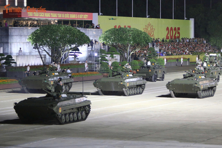 รถหุ้มเกราะ BMP-1 และ BMP-2 เคลื่อนตัวผ่านโพเดียม kto-tl_z6931949783194-e9dd618f80a3f16001cf90c0e230c8d3.jpg
