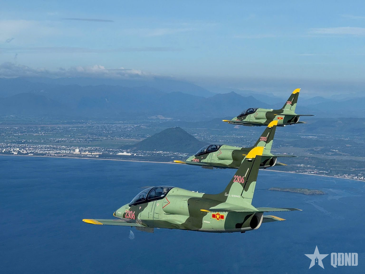 Máy bay L-39NG thuộc Trung đoàn 910, Trường Sĩ quan Không quân huấn luyện tại sân bay Tuy Hòa, sẵn sàng cho nhiệm vụ bay chào mừng kỷ niệm 80 năm Cách mạng Tháng Tám và Quốc khánh 2/9. Ảnh: QĐNĐ 66.jpg