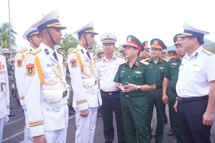 Thượng tướng Trương Thiên Tô thăm hỏi, động viên các quân nhân tham gia luyện tập. Ảnh: Phạm Duy. dsc08786.jpg