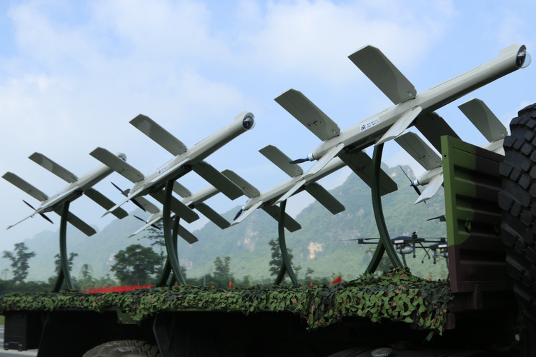 パレードや行進に参加する戦闘用 UAV モデルのクローズアップ。 img-4078.jpg