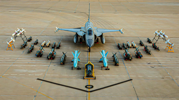 យន្តហោះចម្បាំង JF-17 និងប្រព័ន្ធអាវុធដែលវាអាចផ្ទុកបាន។ iraq-acquires-jf-17-block-iii-fighter-jets-from-pakistan.jpg
