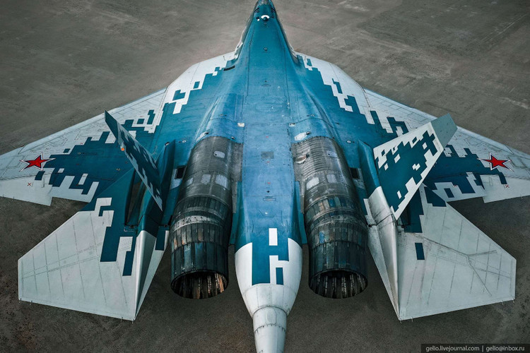 Theo đó, Su-57M sẽ được trang bị trí tuệ nhân tạo (AI), cấu trúc tàng hình nâng cao và radar tầm xa. Sự ra mắt của Su-57M nhấn mạnh cam kết của Nga trong việc thúc đẩy ngành công nghiệp hàng không vũ trụ bất chấp những thách thức đang diễn ra. 2.jpg
