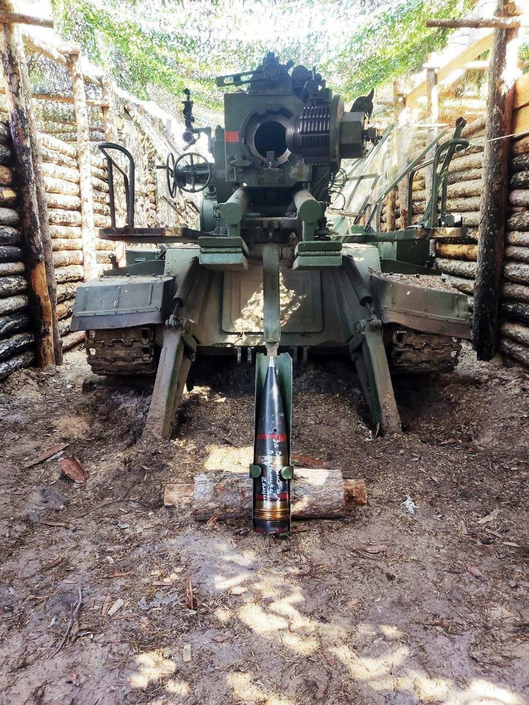 ទីបំផុត កាំជ្រួច 170mm របស់ Koksan បង្កបញ្ហាប្រឈមផ្នែកដឹកជញ្ជូនសម្រាប់រុស្ស៊ី។ ដោយសារអាវុធមិនអាចប្រើគ្រាប់ផ្លោងស្តង់ដាររបស់រុស្ស៊ី កូរ៉េខាងជើងត្រូវផ្គត់ផ្គង់គ្រាប់ផ្លោងឯកទេសមួយចំនួនធំសម្រាប់កុកសាន។ (ប្រភពរូបថត៖ KCNA, TASS, Ukrinform) ។ gutntetxsaacitn.jpg