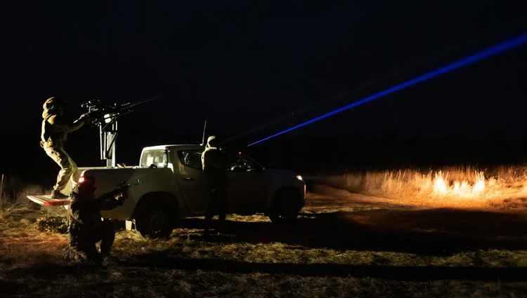 ទាហានអ៊ុយក្រែនតាមដាន UAVs រុស្ស៊ី។ រូបថត៖ រូបភាពសកលអ៊ុយក្រែន ukraine18525.png