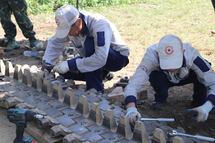 Không trực tiếp xuất hiện trong hàng quân hùng tráng, nhưng dấu ấn của cán bộ, công nhân kỹ thuật Nhà máy Z175 vẫn hiện hữu trong từng bánh xích, từng vòng lăn bền bỉ của khí tài. Ảnh: Nhà máy Z175. 532647477-793187510035055-5014523436736927720-n.jpg