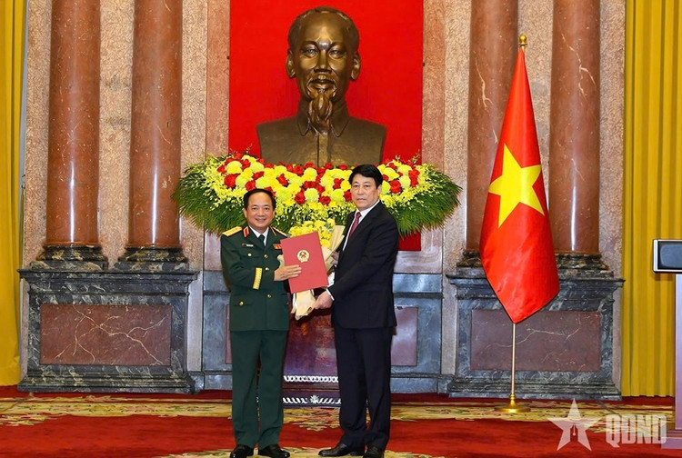 Chủ tịch nước trao Quyết định thăng quân hàm Đại tướng đối với đồng chí Trịnh Văn Quyết, Bí thư Trung ương Đảng, Ủy viên Thường vụ Quân ủy Trung ương, Chủ nhiệm Tổng cục Chính trị QĐND Việt Nam. gen-h-phong-quan-ham-1-17524602655661895414367.jpg