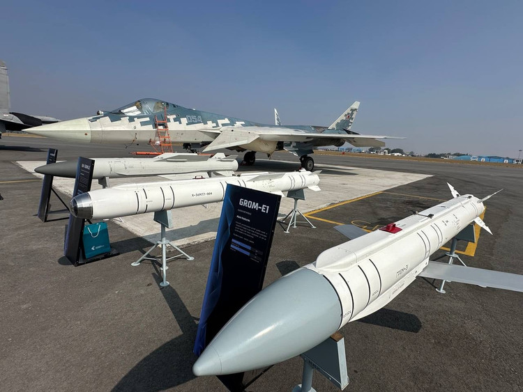 Su-57Eとその付属兵器システムは、エアロ・インディア2025で発表された。写真:ロソボロンエクスポート di5h3hbo05ctm095e01li15dbnp3h0jt.jpg