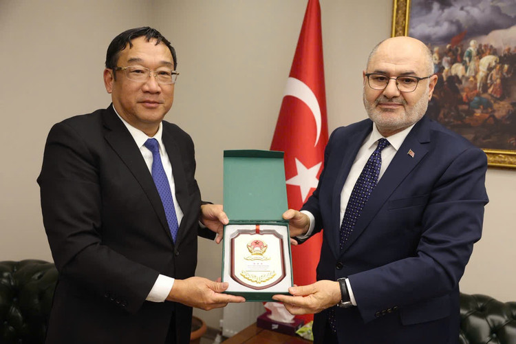 Thượng tướng Phạm Hoài Nam trao quà lưu niệm tặng Thứ trưởng Alpaslan Kavaklioglu. Ảnh: Minh Ngọc. z6650741660697-e3c0fbfba9951e1904a0450de10eecc9.jpg