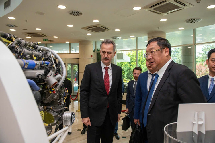 Ông Haluk Gorgun giới thiệu với đoàn các sản phẩm công nghiệp quốc phòng của Thổ Nhĩ Kỳ. z6650742383757-ec0160c450219798a992a7cd372d8c0a.jpg