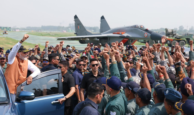 Thủ tướng Modi đã đến thăm căn cứ không quân Adampur ở bang Punjab. T gq0fkaqxaaajsez.jpg