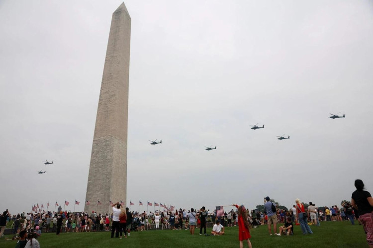 Đội hình trực thăng bay qua Tượng đài Washington trong sự chứng kiến của đông đảo người dân. Đội hình trực thăng bay qua Tượng đài Washington trong sự chứng kiến của đông đảo người dân.