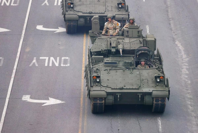Khí tài xuất hiện tại lễ duyệt binh gồm những thiết bị đời cũ như xe tăng M4 Sherman trong Thế chiến II, các vũ khí hiện đại như xe tăng chủ lực M1A2 Abrams, thiết giáp M2A3 Bradley, pháo tự hành M109A7 Paladin, pháo phản lực HIMARS và chó robot. Khí tài xuất hiện tại lễ duyệt binh gồm những thiết bị đời cũ như xe tăng M4 Sherman trong Thế chiến II, các vũ khí hiện đại như xe tăng chủ lực M1A2 Abrams, thiết giáp M2A3 Bradley, pháo tự hành M109A7 Paladin, pháo phản lực HIMARS và chó robot.