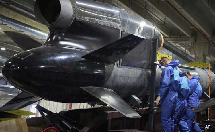 Si le chiffre de 3 000 km est exact, le Flamingo permettrait à l'Ukraine d'atteindre toutes les cibles majeures en Russie, de Moscou et Saint-Pétersbourg aux bases stratégiques en Sibérie. Une capacité dont Kiev ne pouvait que rêver auparavant. Avant le Flamingo, les armes ukrainiennes à plus longue portée n'atteignaient que 300 km, comme le Hrim-2 ou le Neptune modernisé. kr4shnfg-flamingo-cruise-missile.jpg