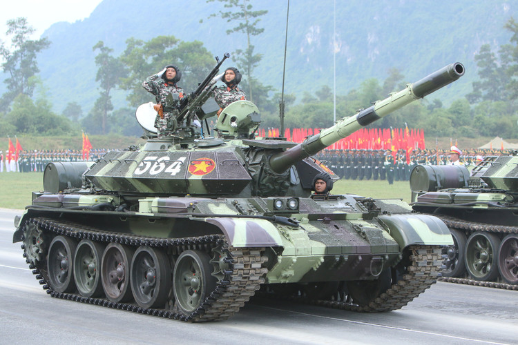Xe tăng T-54 cải tiến với xích guốc cao su. Ảnh: Trà Khánh. img-3204.jpg