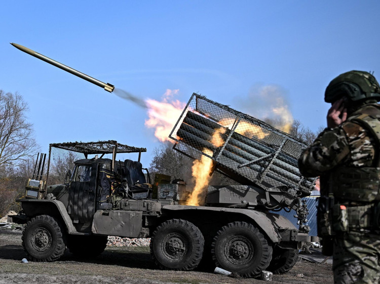 Entre los otros objetivos destruidos se encontraban tanques rusos y sistemas de lanzamiento múltiple de cohetes BM-21 Grad, un sistema de artillería ampliamente utilizado que bombardeaba posiciones ucranianas con fuego de cohetes. Foto: Sputnik 9157582-297-0-3028-2048-1920x0-80-0-0-c12c30d45c3160ce128c76c92d3e5558.jpg