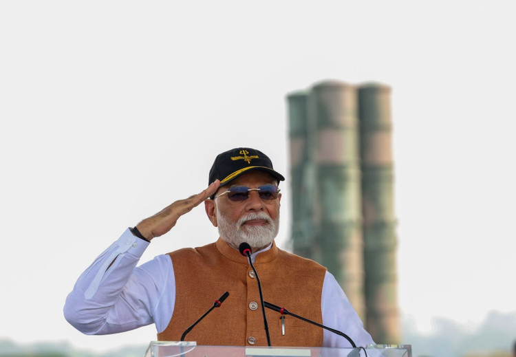 Thủ tướng Ấn Độ Modi tại căn cứ Adampur với hệ thống phòng không S-400 ở phía sau ngày 13/5. Ảnh: PMModi@X. gq0fkwkwuaa213s.jpg
