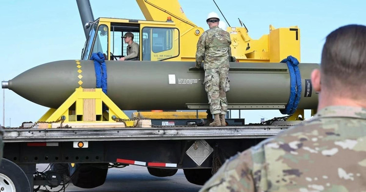 2023年、ミズーリ州ホワイトマン空軍基地に配備されたGBU-57バンカーバスター爆弾。写真:アメリカ空軍 Bom xuyên boongke GBU-57 tại căn cứ không quân Whiteman ở Missouri năm 2023. Ảnh: Không quân Mỹ